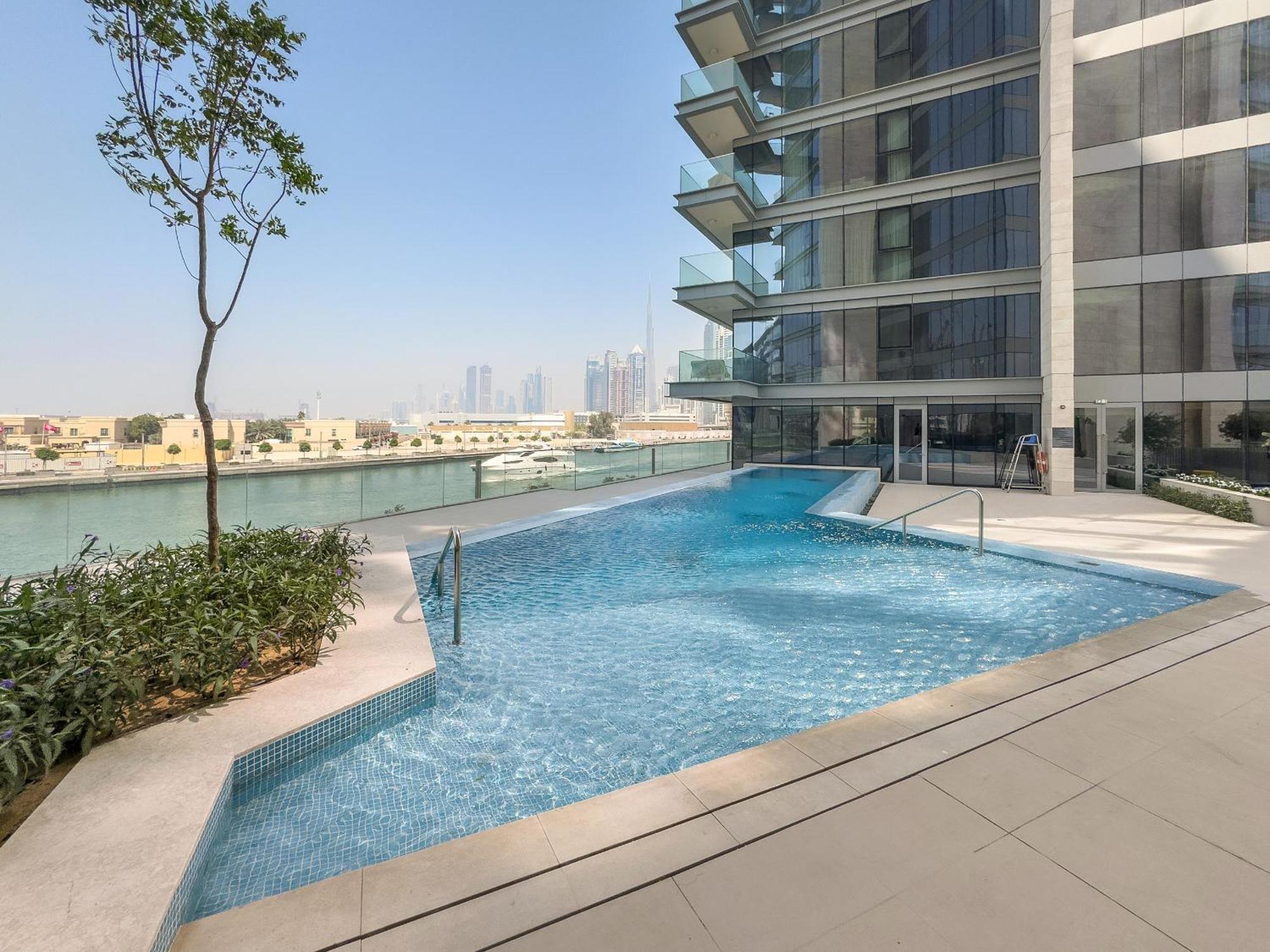Vayk - Stylish Canal-front 2br With Maid's