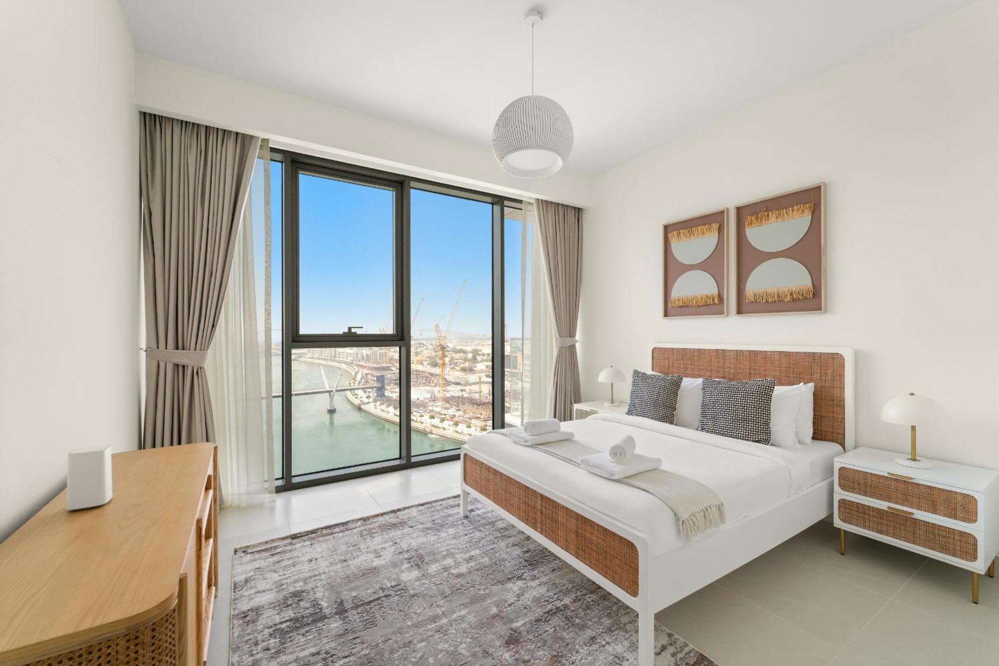 Vayk - Stylish Canal-front 2br With Maid's *