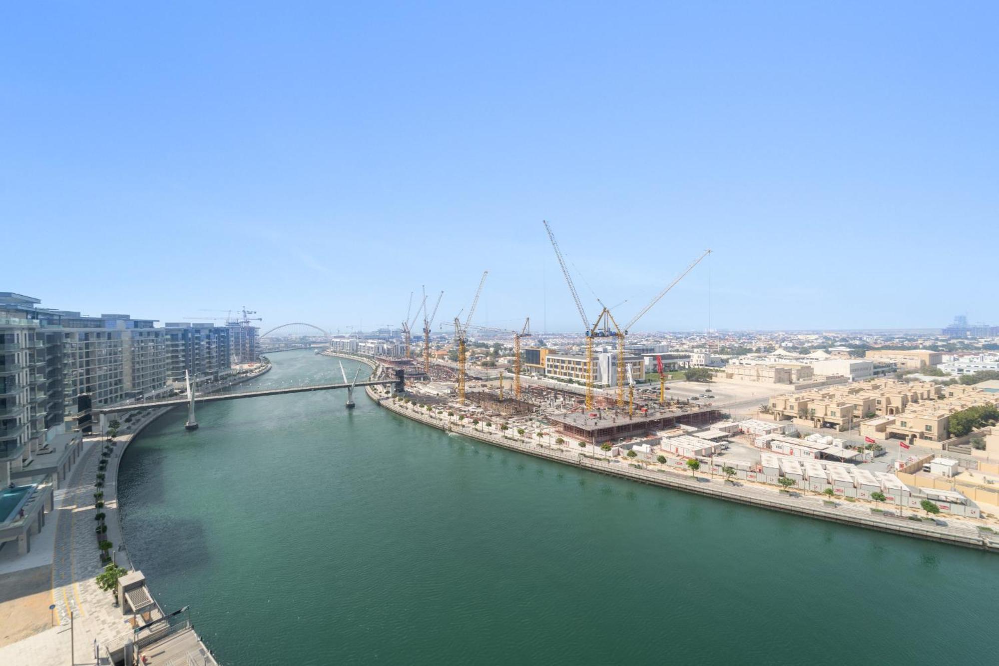 Vayk - Stylish Canal-front 2br With Maid's Apartment